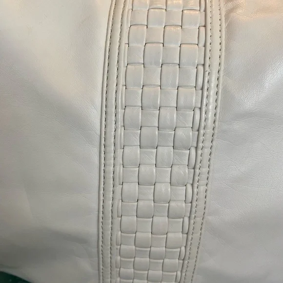 Bueno White Shoulder Bag with Textured Panel - Picture 3 of 7